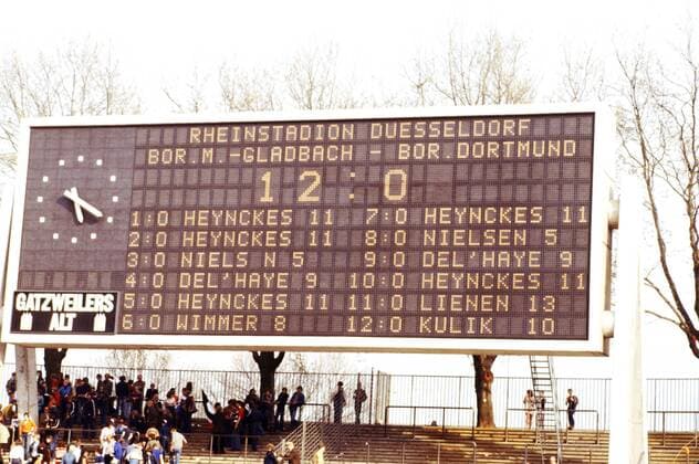 Bundesliga-Rekord-Anzeigetafel bei dem letzten Spiel der Bundesliga-Saison 1977-1978 da bot sich Borussia Mönchengladbach in einem Fernduell gegen den 1.FC Köln noch die wenn auch unwahrscheinliche Chance der 6.Deutschen Meisterschaft für den Fall einer Niederlage des FC der beim FC St.Pauli antrat die Gladbacher spielten in Düsseldorf weil ihr Bökelberg-Stadion umgebaut wurde und legten bereits in der ersten Minute durch Jupp Heynckes derinsgesamt 6 Tore erzielte vehement los bei BVB stand verletzungsbedingt der Ersatztorhüter im Tor nachdem ihm am Morgen mitgeteilt worden war daß sein Vertrag nicht erneuert werden würde alle Umstände änderten aber nichts am 5:0-Sieg des FC Köln und dessen Gewinn der Meisterschaft damals *** Bundesliga record scoreboard at the last game of the Bundesliga 1977 season 1978 as Borussia Mönchengladbach offered in a Fernduell against 1 FC Cologne still the unlikely chance of 6 German championship in case of a defeat of FC at FC St Pauli took the Gladbacher played in Dusseldorf because their Bökelberg Stadium was rebuilt and put in the first minute by Jupp Heynckes derinsgesamt 6 goals scored vehemently going on at BVB injury injured the substitute goalkeeper in goal after he was told in the morning that his contract would not be renewed change all circumstances but nothing on the 5 0 victory of FC Cologne and winning the championship at that time