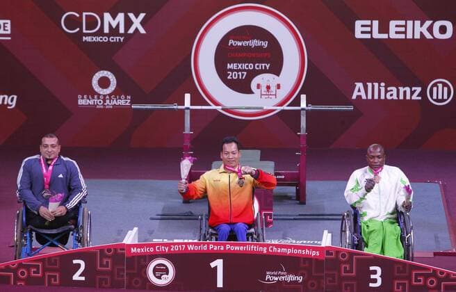 Jordan Omar Qarada (L), silver, Vietnamese Le Van Cong (C), gold, and Nigerian Yakubu Adesokan (R), bronze, pose at the podiuma after the Paralympic Weightlifting Championships in Mexico City, Mexico, 04 November 2017. Paralympic Weightlifting Championships in Mexico City !ACHTUNG: NUR REDAKTIONELLE NUTZUNG!  Copyright: xSashenkaxGutierrezx MEX024 20171205-636480357934328206