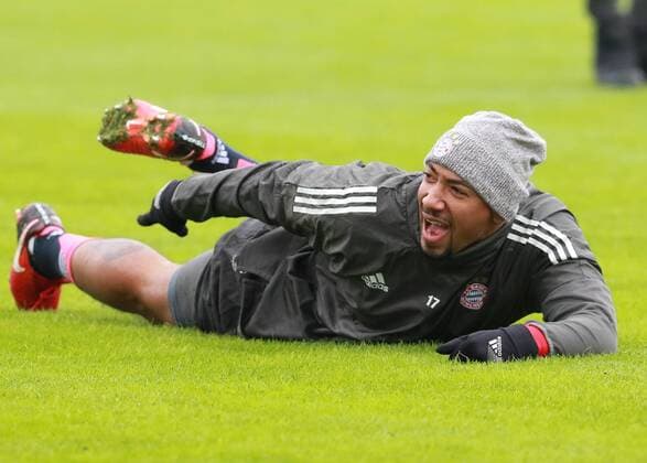 Jerome Boateng gut gelaunt Fussball FC Bayern München 04.12.2017 Training vor dem CL-Spiel gegen Paris Saint-Germain