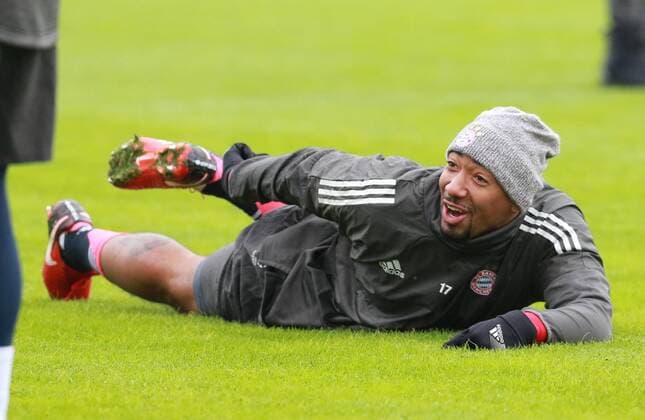 Jerome Boateng gut gelaunt Fussball FC Bayern München 04.12.2017 Training vor dem CL-Spiel gegen Paris Saint-Germain