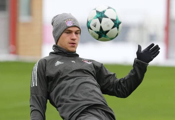 Joshua Kimmich am Ball Fussball FC Bayern München 04.12.2017 Training vor dem CL-Spiel gegen Paris Saint-Germain