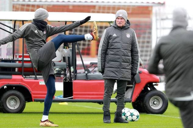Thomas Müller im Gespräch mit dem Trainer Jupp Heynckes Fussball FC Bayern München 04.12.2017 Training vor dem CL-Spiel gegen Paris Saint-Germain