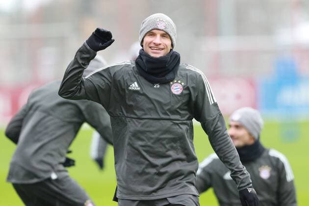 Thomas Müller - siegessicher. Hummels und Boateng (hinten) Fussball FC Bayern München 04.12.2017 Training vor dem CL-Spiel gegen Paris Saint-Germain