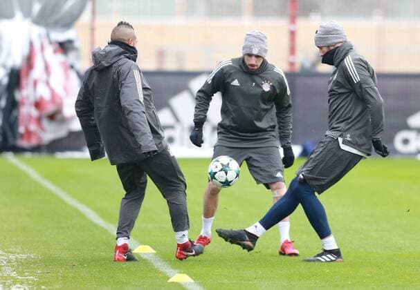 Franck Ribery (Mitte) gegen Arturo Vidal (li.) und Javi Martinez Fussball FC Bayern München 04.12.2017 Training vor dem CL-Spiel gegen Paris Saint-Germain