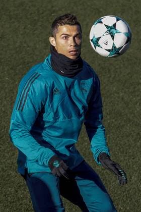 Bilder des Tages - SPORT Real Madrid s Portuguese forward Cristiano Ronaldo takes part in a training session at the team s Valdebebas facilities in Madrid, Spain, on 05 December 2017. Real Madrid will face Borussia Dortmund in a UEFA Champions League groups stage soccer match on 06 December. Real Madrid training session !ACHTUNG: NUR REDAKTIONELLE NUTZUNG!  Copyright: xEMILIOxNARANJOx GRAF4209 20171205-636480733993338660