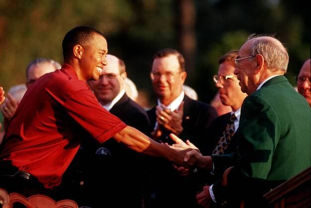 Golf - The Masters 2001 Tiger Woods begrüßt Jack Stephens , Augusta Georgia U S A