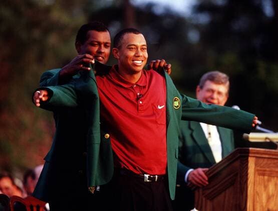 Golf - The Masters 2001 Vijay Singh hilft Tiger Woods ins Green jacket , Augusta Georgia U S A