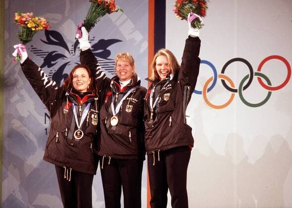 Katja Seizinger Ski Alpin. Olympia 1998 in Nagano 08.02.1998. Goldmedaille in Abfahrt, Kombination und Bronzemedaille im RSL. Siegerehrung Kombination Gold Katja Seizinger (MItte), Silber Martina Ertl (links), Bronze Hilde Gerg (rechts). Siegerehrung. , Nagano Japan *** Katja Seizinger Ski Alpin Olympia 1998 in Nagano 08 02 1998 Gold medal in downhill combination and bronze medal in the RSL award ceremony Gold combination Katja Seizinger middle silver Martina Ertl left bronze Hilde Gerg right award ceremony Nagano Japan