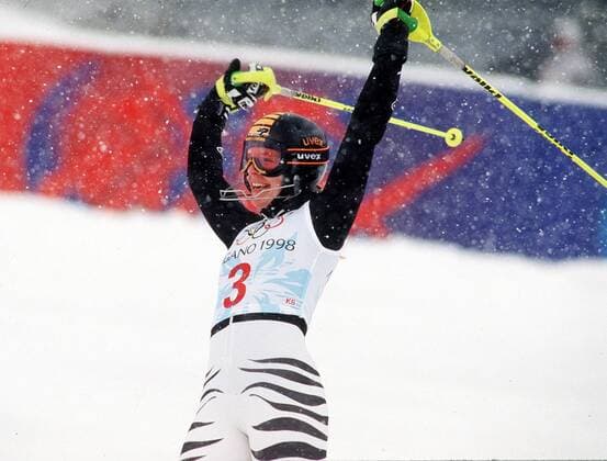 Katja Seizinger Ski Alpin. Olympia 1998 in Nagano 08.02.1998. Goldmedaille in Abfahrt, Kombination und Bronzemedaille im RSL. Portrait Jubel , Nagano Japan *** Katja Seizinger Ski Alpin Olympia 1998 in Nagano 08 02 1998 Gold medal in downhill combination and bronze medal in RSL Portrait Jubel Nagano Japan