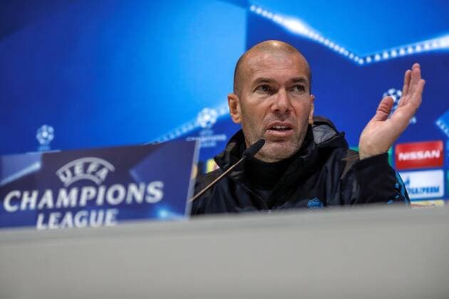 Real Madrid s head coach, French Zinedine Zidane, speaks during a press conference PK Pressekonferenz held at the end of a training session at the team s Valdebebas facilities in Madrid, Spain, on 05 December 2017. Real Madrid will face Borussia Dortmund in a UEFA Champions League groups stage soccer match on 06 December. Real Madrid press conference !ACHTUNG: NUR REDAKTIONELLE NUTZUNG!  Copyright: xEMILIOxNARANJOx GRAF4294 20171205-636480810500923174