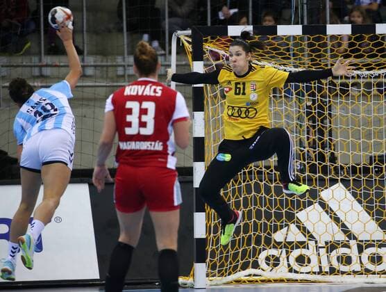 05.12.2017, Deutschland, Bietigheim, Handball Weltmeisterschaft der Frauen: Länderspiel Ungarn vs. Argentinien: v.l. Macarena Sans (ARG), Torhüterin Blanka Biro (HUN)