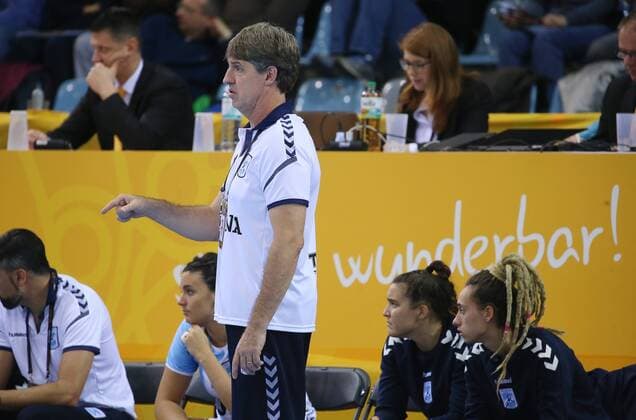 05.12.2017, Deutschland, Bietigheim, Handball Weltmeisterschaft der Frauen: Länderspiel Ungarn vs. Argentinien: Trainer Eduardo Peruchena (ARG)