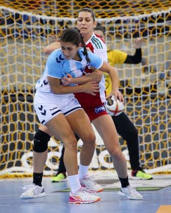 05.12.2017, Deutschland, Bietigheim, Handball Weltmeisterschaft der Frauen: Länderspiel Ungarn vs. Argentinien: v.l. Luciana Mendoza (ARG), Klara Szekeres (HUN)