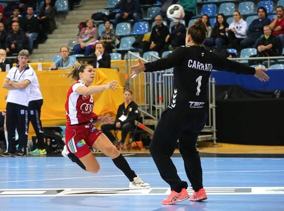 05.12.2017, Deutschland, Bietigheim, Handball Weltmeisterschaft der Frauen: Länderspiel Ungarn vs. Argentinien: v.l. Aniko Kovacsics (HUN), Marisol Carratu (ARG)