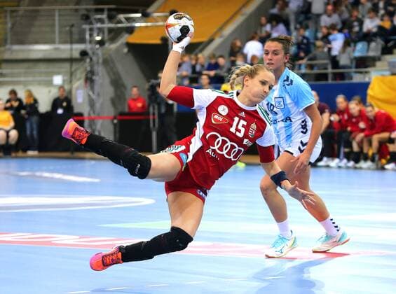 05.12.2017, Deutschland, Bietigheim, Handball Weltmeisterschaft der Frauen: Länderspiel Ungarn vs. Argentinien: Kinga Klivinyi (HUN, vorn)