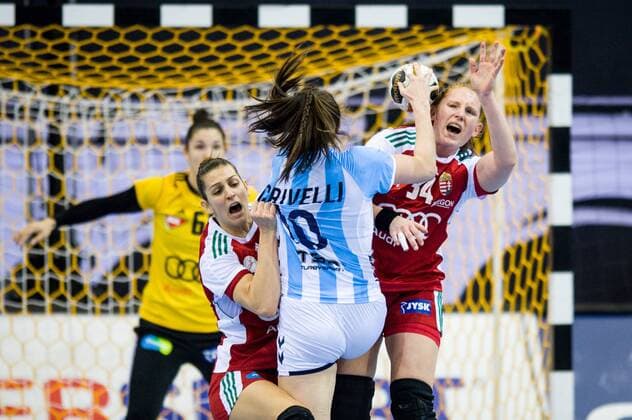 2017.12.05 Bietigheim-Bissingen Pilka reczna Mistrzostwa Swiata w pilce recznej kobiet Wegry - Argentyna N z Klara Szekeres , Victoria Crivelli and Rea Meszaros Foto Lukasz Laskowski PressFocus NEWSPIX.PL 2017.12.05 Bietigheim-Bissingen IHF Women s Handball World Championship WM Weltmeisterschaft Hungary v Argentina Klara Szekeres , Victoria Crivelli and Rea Meszaros Credit: Lukasz Laskowski PressFocus --- Newspix.pl  20171205_LUK_164