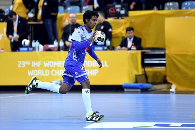 Handball, WM Damen, Schweden - Tschechien 171205 Sveriges Loui Sand värmer upp inför matchen mellan Sverige och Tjeckien under handbolls-VM den 5 december 2017 i Bietigheim Bissingen. Copyright: CARLxSANDIN BB171205CS004