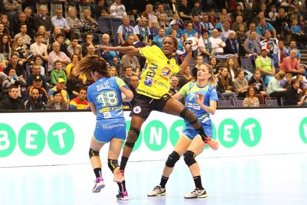 Torwurf von Juliana Jose Machado (Angola), links: Nina Zulic (Slowenien), rechts: Ines Amon (Slowenien) Slowenien vs Angola --- Handball --- Frauen-Weltmeisterschaft --- 02.12.2017 Trier Copyright: xWeissx Eibner-Pressefotox EP_rws