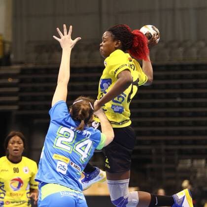 Magda Alfredo Cazanga (Angola) im Zweikampf mit Hana Vucko (Slowenien) Slowenien vs Angola --- Handball --- Frauen-Weltmeisterschaft --- 02.12.2017 Trier Copyright: xWeissx Eibner-Pressefotox EP_rws