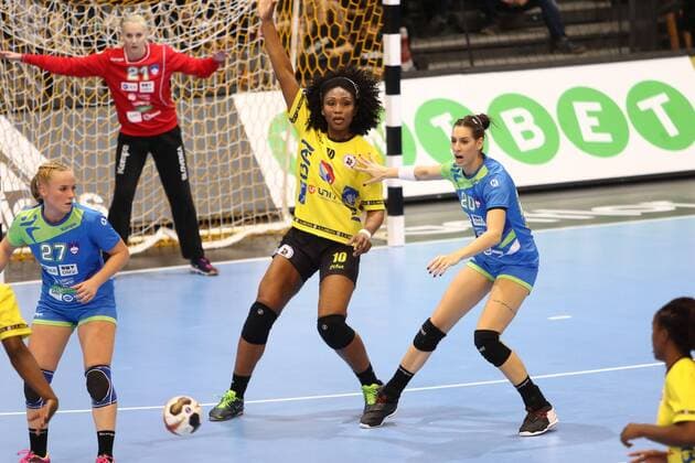 Albertina Cruz Kassoma (Angol) im Zweikampf mit Alja Koren (Slowenien) Slowenien vs Angola --- Handball --- Frauen-Weltmeisterschaft --- 02.12.2017 Trier Copyright: xWeissx Eibner-Pressefotox EP_rws
