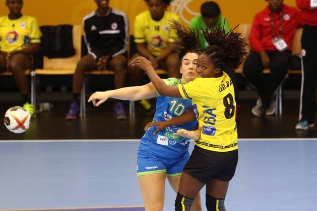 Tjasa Stanko (Slowenien) im Zweikampf mit Helena Gilda Simao Paulo (Angola) Slowenien vs Angola --- Handball --- Frauen-Weltmeisterschaft --- 02.12.2017 Trier Copyright: xWeissx Eibner-Pressefotox EP_rws