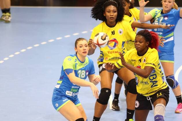 Nina Zulic (Slowenien) im Zweikampf mit Magda Alfredo Cazanga (Angola) Slowenien vs Angola --- Handball --- Frauen-Weltmeisterschaft --- 02.12.2017 Trier Copyright: xWeissx Eibner-Pressefotox EP_rws