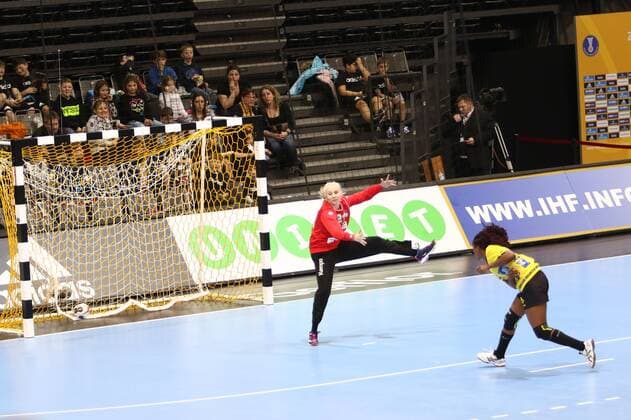 Bilder des Tages - SPORT Helena Gilda Simao Paulo (Angola) beim Siebenmeter gegen Amra Pandzic (Slowenien) Slowenien vs Angola --- Handball --- Frauen-Weltmeisterschaft --- 02.12.2017 Trier Copyright: xWeissx Eibner-Pressefotox EP_rws