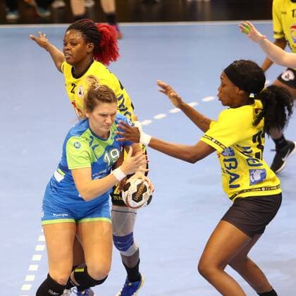 Neli Irman (Slowenien) im Zweikampf mti Magda Alfredo Cazanga (Angola), rechts: Janete Viegas dos Santos (Angola) Slowenien vs Angola --- Handball --- Frauen-Weltmeisterschaft --- 02.12.2017 Trier Copyright: xWeissx Eibner-Pressefotox EP_rws