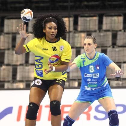 Albertina Cruz Kassoma (Angola), hinten: Terja Ferfolja (Slowenien) Slowenien vs Angola --- Handball --- Frauen-Weltmeisterschaft --- 02.12.2017 Trier Copyright: xWeissx Eibner-Pressefotox EP_rws