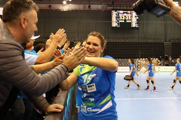 Neli Irman (Slowenien) klatscht nach dem Sieg gegen Angola die slowenischen Fans ab Slowenien vs Angola --- Handball --- Frauen-Weltmeisterschaft --- 02.12.2017 Trier Copyright: xWeissx Eibner-Pressefotox EP_rws