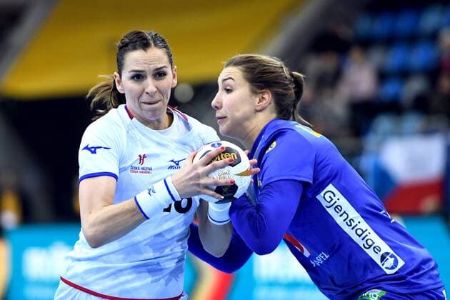 Handball, WM Damen, Schweden - Tschechien 171205 Tjeckiens Iveta Luzumova och Sveriges Anna Lagerquist under matchen mellan Sverige och Tjeckien under handbolls-VM den 5 december 2017 i Bietigheim Bissingen. Copyright: CARLxSANDIN BB171205CS011