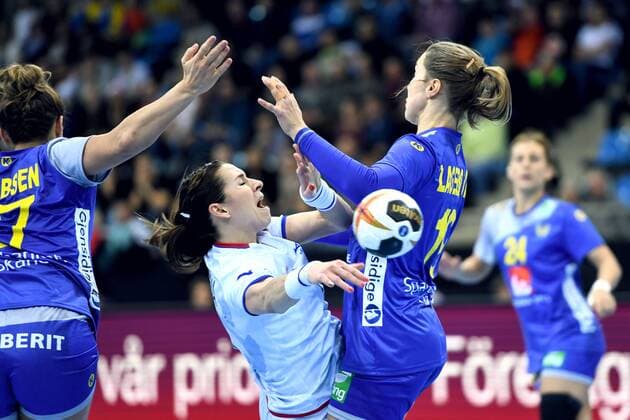 Handball, WM Damen, Schweden - Tschechien 171205 Tjeckiens Iveta Luzumova stoppas av Sveriges Anna Lagerquist under matchen mellan Sverige och Tjeckien under handbolls-VM den 5 december 2017 i Bietigheim Bissingen. Copyright: CARLxSANDIN BB171205CS018