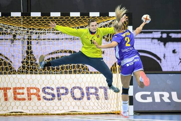Handball, WM Damen, Schweden - Tschechien 171205 Tjeckiens Lucie Satrapova och Sveriges Ulrika Toft Hansen under matchen mellan Sverige och Tjeckien under handbolls-VM den 5 december 2017 i Bietigheim Bissingen. Copyright: CARLxSANDIN BB171205CS025