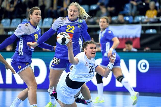 Handball, WM Damen, Schweden - Tschechien 171205 Sveriges Anna Lagerquist och Hanna Blomstrand och Tjeckiens Petra Adamkova under matchen mellan Sverige och Tjeckien under handbolls-VM den 5 december 2017 i Bietigheim Bissingen. Copyright: CARLxSANDIN BB171205CS028