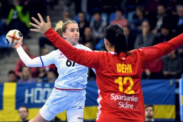 Handball, WM Damen, Schweden - Tschechien 171205 Tjeckiens Veronika Mala och Sveriges Filippa Idehn under matchen mellan Sverige och Tjeckien under handbolls-VM den 5 december 2017 i Bietigheim Bissingen. Copyright: CARLxSANDIN BB171205CS030