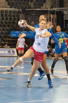 GER, IHF WM 2017, Russland (RUS) vs Brasilien (BRA) 03.12.2017, EWE Arena, Oldenburg, Germany, 23.IHF World Championship WM Weltmeisterschaft 2017 Women, first round, Group C, Japan vs Dänemark, im Bild Patricia SILVA (Brasilien 92) Daria SAMOKHINA (RUS 18)