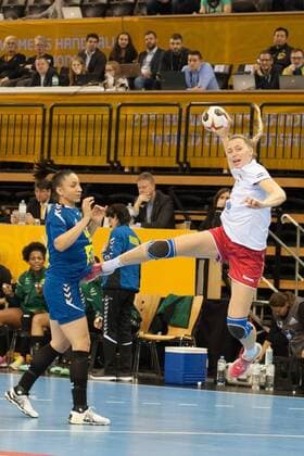 GER, IHF WM 2017, Russland (RUS) vs Brasilien (BRA) 03.12.2017, EWE Arena, Oldenburg, Germany, 23.IHF World Championship WM Weltmeisterschaft 2017 Women, first round, Group C, Japan vs Dänemark, im Bild Patricia MACHADO (Brasilien 49) Polina VEDEKHINA (RUS 27)