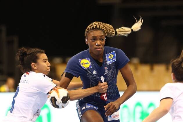 Estelle Nze Minko (Frankreich) im Zweikampf mit Maria Paula Fernandez Estigarribia (Paraguay) Frankreich vs Paraguay --- Handball --- Frauen-Weltmeisterschaft --- 05.12.2017 Trier Copyright: xWeissx Eibner-Pressefotox EP_rws