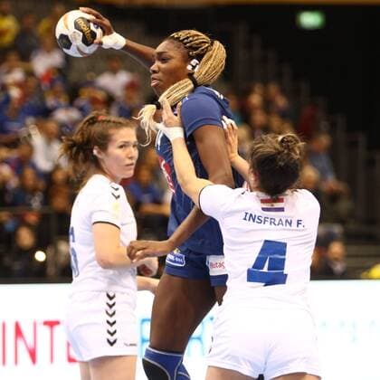 Estelle Nze Minko (Frankreich) im Zweikampf mit Fernanda Lujan Insfran Mora (Paraguay) Frankreich vs Paraguay --- Handball --- Frauen-Weltmeisterschaft --- 05.12.2017 Trier Copyright: xWeissx Eibner-Pressefotox EP_rws