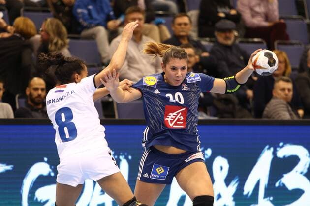 Laura Flippes (Frankreich) im Zweikampf mit Maria Paula Fernandez Estigabarria (Paraguay) Frankreich vs Paraguay --- Handball --- Frauen-Weltmeisterschaft --- 05.12.2017 Trier Copyright: xWeissx Eibner-Pressefotox EP_rws