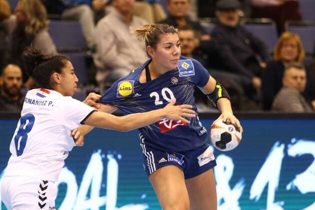 Laura Flippes (Frankreich) im Zweikampf mit Maria Paula Fernandez Estigabarria (Paraguay) Frankreich vs Paraguay --- Handball --- Frauen-Weltmeisterschaft --- 05.12.2017 Trier Copyright: xWeissx Eibner-Pressefotox EP_rws