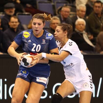 Laura Flippes (Frankreich) im Zweikampf mit Fatima Rocio Acuna Insfran (Paraguay) Frankreich vs Paraguay --- Handball --- Frauen-Weltmeisterschaft --- 05.12.2017 Trier Copyright: xWeissx Eibner-Pressefotox EP_rws