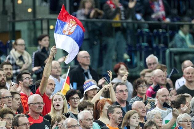 Deutschland - Serbien Handball Frauen WM Leipzig, 05.12.2017, Arena Leipzig, Weltmeisterschaft 2017, Handball Frauen Vorrunde Gruppe D. , Deutschland ( GER) vs Serbien ( SRB) Im Bild: serbische Fans ,