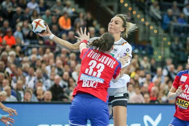 Deutschland - Serbien Handball Frauen WM Leipzig, 05.12.2017, Arena Leipzig, Weltmeisterschaft 2017, Handball Frauen Vorrunde Gruppe D. , Deutschland ( GER) vs Serbien ( SRB) Im Bild v.l.: Jovana STOILJKOVIC (33, Serbien) und Angie Geschke (26, Deutschland) ,