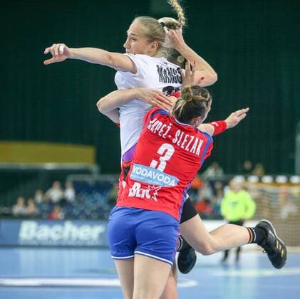 Deutschland - Serbien Handball Frauen WM Leipzig, 05.12.2017, Arena Leipzig, Weltmeisterschaft 2017, Handball Frauen Vorrunde Gruppe D. , Deutschland ( GER) vs Serbien ( SRB) Im Bild v.l.: Nadja Mansson (21, Deutschland) und Katarina KRPEZ SLEZAK (3, Serbien) ,