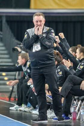 Deutschland - Serbien Handball Frauen WM Leipzig, 05.12.2017, Arena Leipzig, Weltmeisterschaft 2017, Handball Frauen Vorrunde Gruppe D. , Deutschland ( GER) vs Serbien ( SRB) Im Bild v.l.: Bundestrainer Michael Biegler (Deutschland) ,