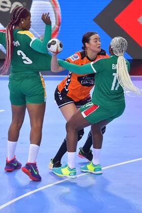 Handball, WM Damen, Niederlande - Kamerun 5-12-2017 HANDBAL:NEDERLAND-KAMEROEN:LEIPZIG WK Handbal Dames 2017 Nederland - Kameroen Yvette Broch 13 NED wordt door BANIOMO Jacky 17 CMR tegengehouden Foto: Henk Seppen xVIxVIxImagesx xSoenarxChamidxsportfotografiexIVx 9492353