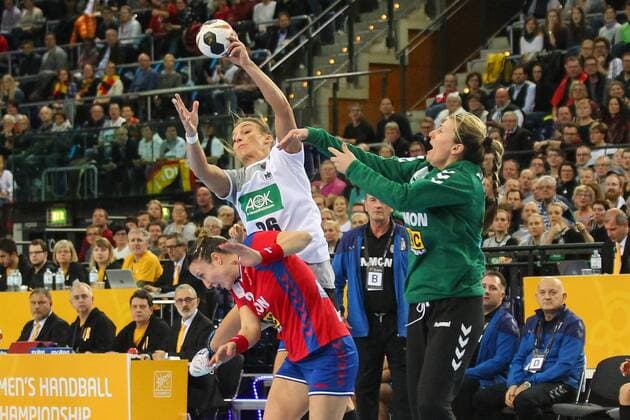 Germany Deutschland vs. Serbien Serbia, 05.12.2017 23rd IHF Women s Handball World Championship WM Weltmeisterschaft Germany 2017, Preliminary round, Group D, Germany vs. Serbia, Arena Leipzig. Handball Weltmeisterschaft der Frauen, Vorrunde, Gruppe D, Deutschland vs. Serbien. Im Bild: Angie Geschke ( 26, GER).