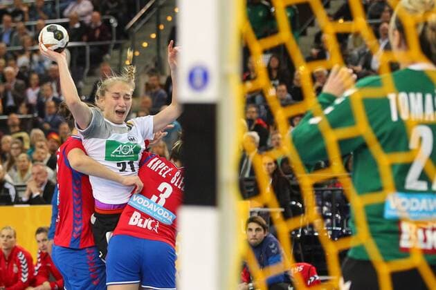 Germany Deutschland vs. Serbien Serbia, 05.12.2017 23rd IHF Women s Handball World Championship WM Weltmeisterschaft Germany 2017, Preliminary round, Group D, Germany vs. Serbia, Arena Leipzig. Handball Weltmeisterschaft der Frauen, Vorrunde, Gruppe D, Deutschland vs. Serbien. Im Bild: Nadja Mansson ( 21, GER).