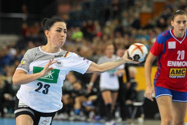 Bilder des Tages - SPORT Germany Deutschland vs. Serbien Serbia, 05.12.2017 23rd IHF Women s Handball World Championship WM Weltmeisterschaft Germany 2017, Preliminary round, Group D, Germany vs. Serbia, Arena Leipzig. Handball Weltmeisterschaft der Frauen, Vorrunde, Gruppe D, Deutschland vs. Serbien. Im Bild: Svenja Huber ( 23, GER).